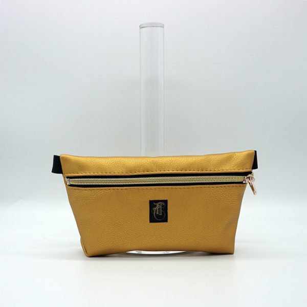goldfarbene Kunstlederhandtasche im Stil einer Bauchtasche.