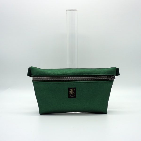 grüne Kunstlederhandtasche im Stil einer Bauchtasche.