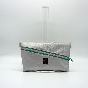 silberfarbene Kunstlederhandtasche im Stil einer Bauchtasche.